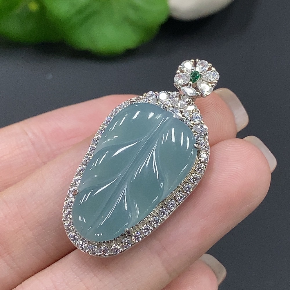 F16723199 Jadeite Leaf Pendant Non-Gold Inlaid Total Weight 6.032g