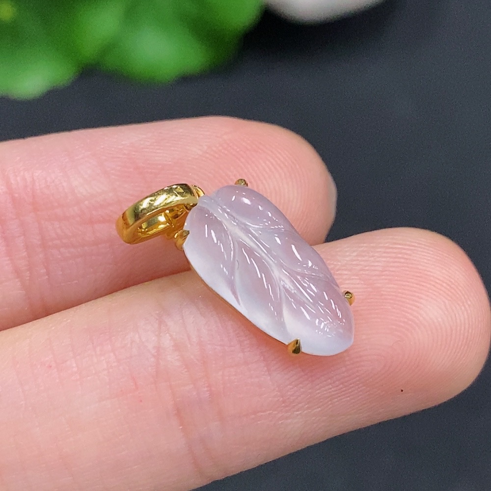 F32793300 Jadeite Leaf Pendant with 18K Gold Setting, Total Weight Approx. 1.4g