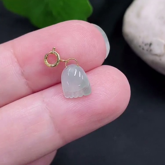 F30453661 Jadeite Pendant with 18K Gold Clasp, Total Weight Approx. 0.37g