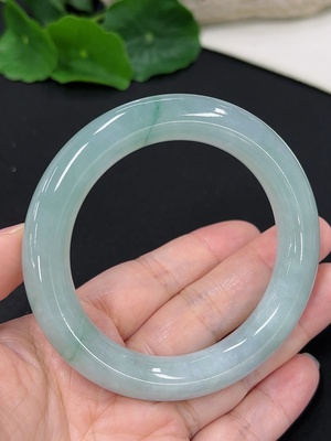 F46546299 翡翠圆条手镯 圈口55mm 货品总约重66.82g