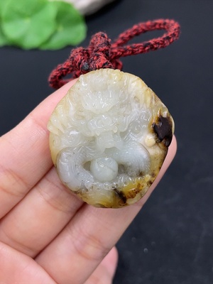 H45379681 和田玉挂件   龙   货品总重约（含绳）25.9g   皮色成因未定   含其他矿物成份