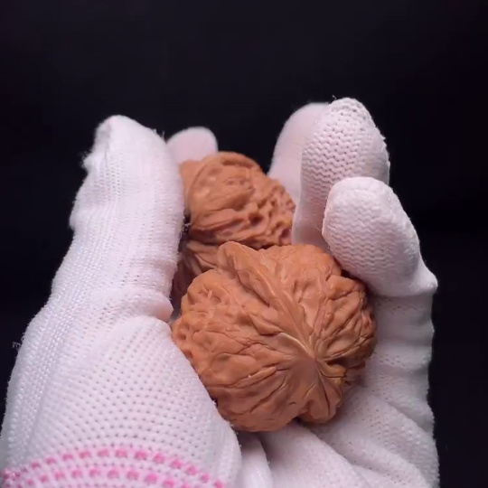 W34988121 Walnut Total weight approx. 35.92g Size approx. 39.4mm