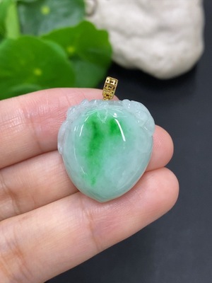 F42955399 翡翠寿桃挂件 18K金 货品总重约10g