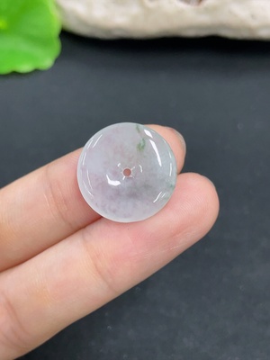 F46516011 翡翠挂件          货品总重约2.06g