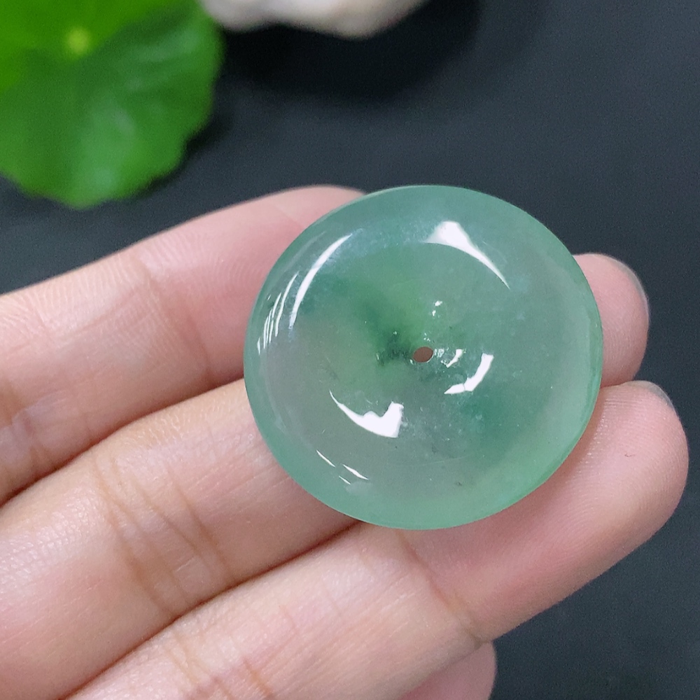 F33829586 JadeitePendant Peace Knot