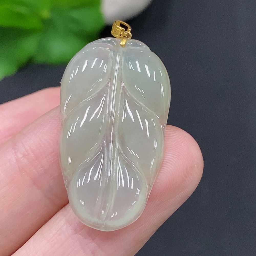 F29337783 Jadeite Leaf Ppendant with 18k Gold Clasp, Total Weight Approx. 3.6g