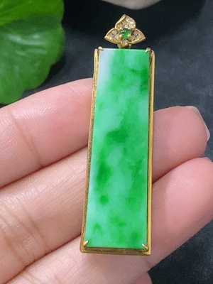 F34977061 Jadeite Plain Pendant with 18K Gold and Diamond Accents, Total Weight Approximately 4.48g