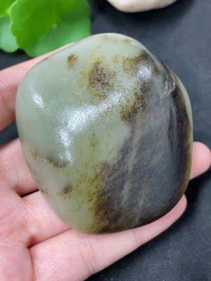 H42956727 和田玉 皮色成因未定 含其他矿物成分 货品总重约188.7g