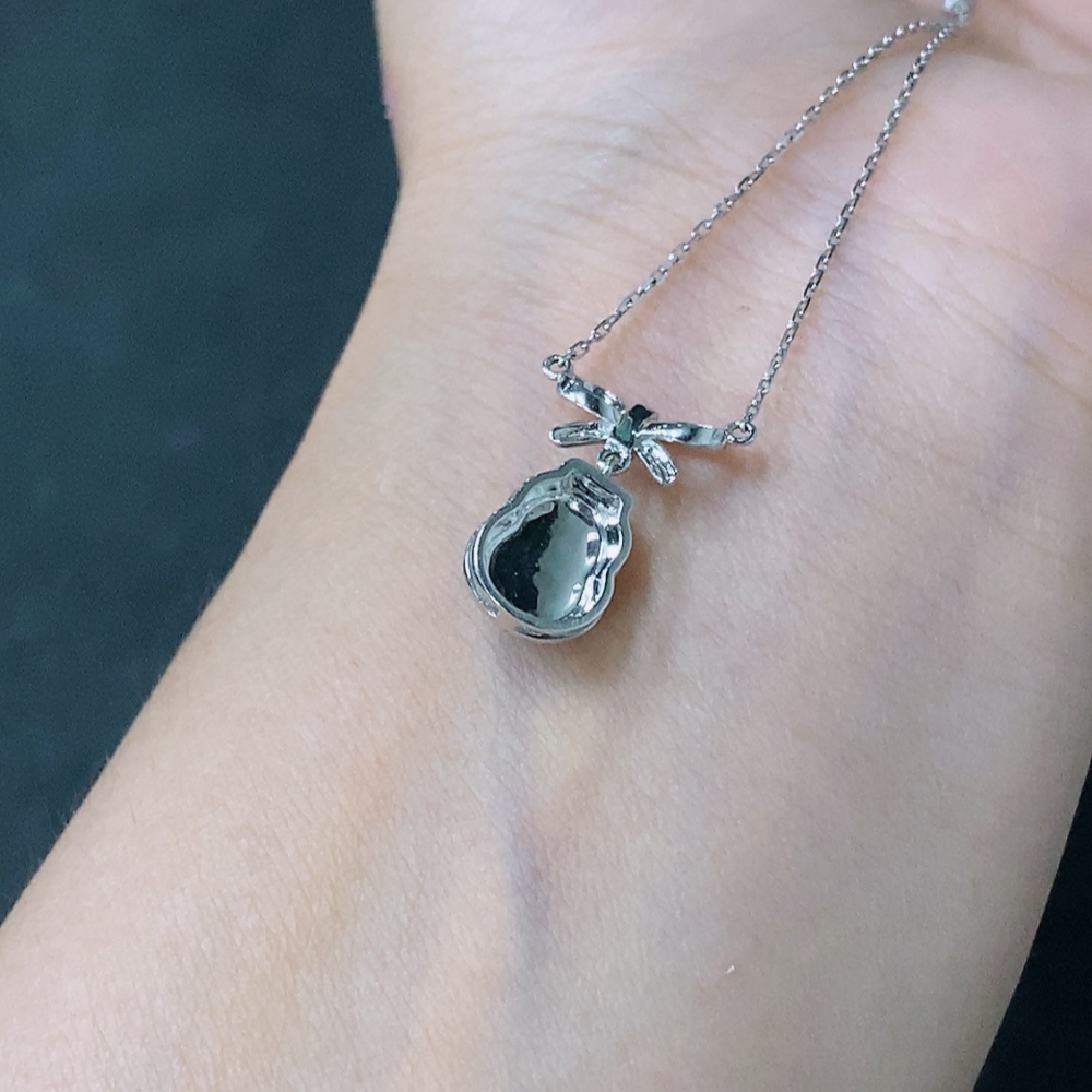 F20265638 Jadeite Gourd Pendant with 18K Gold Setting, Total Weight Approximately 2.4g