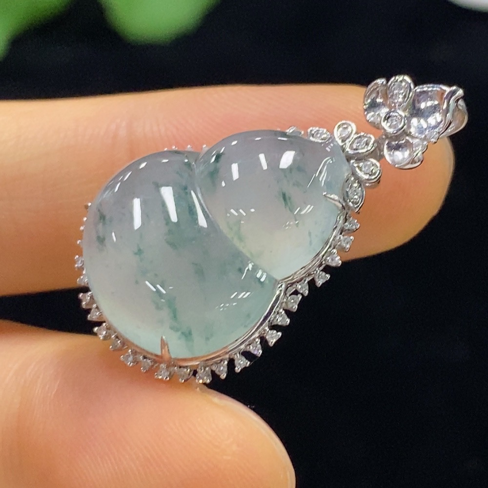 F34976090 Jadeite Gourd Inlaid Pendant with 18K Gold and Diamonds, Total Weight Approximately 4.57g