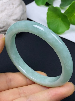 F46564727 翡翠正圈手镯 货品总重约39.14g  含有色抛光粉 圈口54.7
