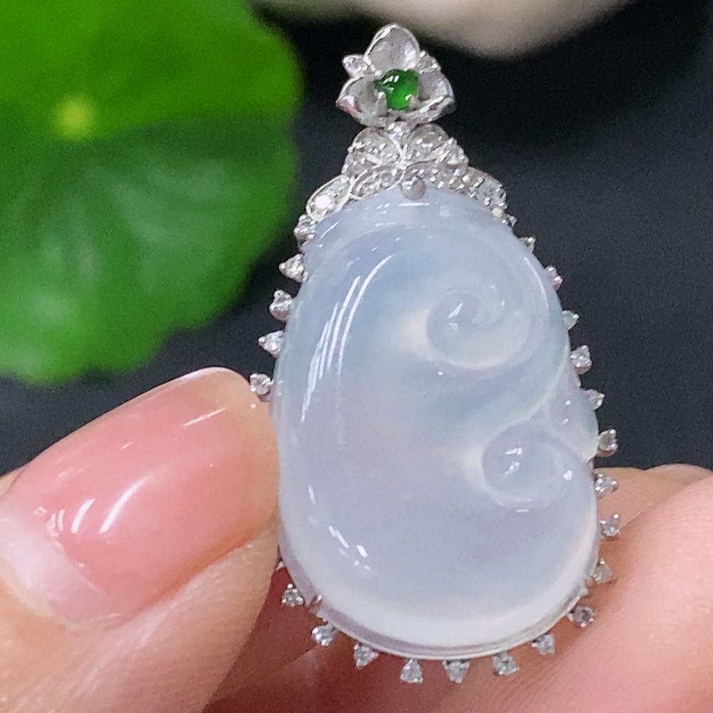 F35139509 Jadeite Ruyi Pendant with 18K Gold and Diamond Accents, Total Weight Approximately 4g