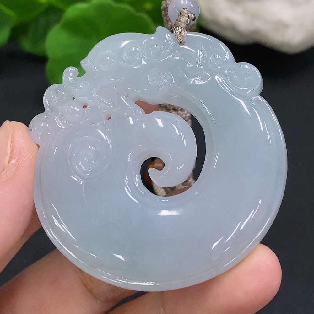 F31686127 Jadeitependant with a total weight of approximately 37.6g (accompanying beads non-A)