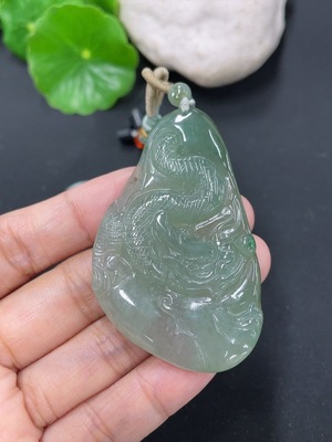 F43088210 翡翠挂件龙牌 货品总约重 含绳22.74g