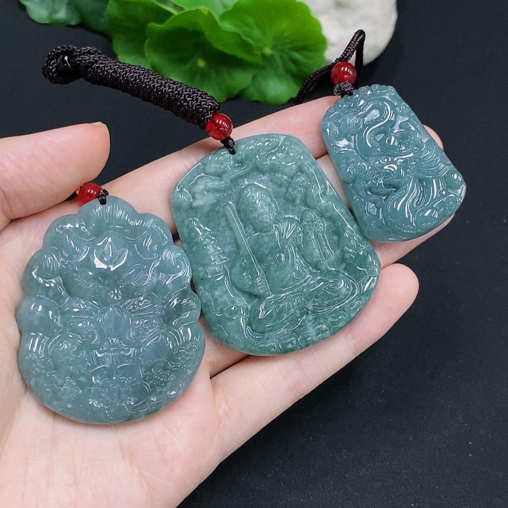 F30555576 Jadeite Pendant with Non-Jadeite Beads