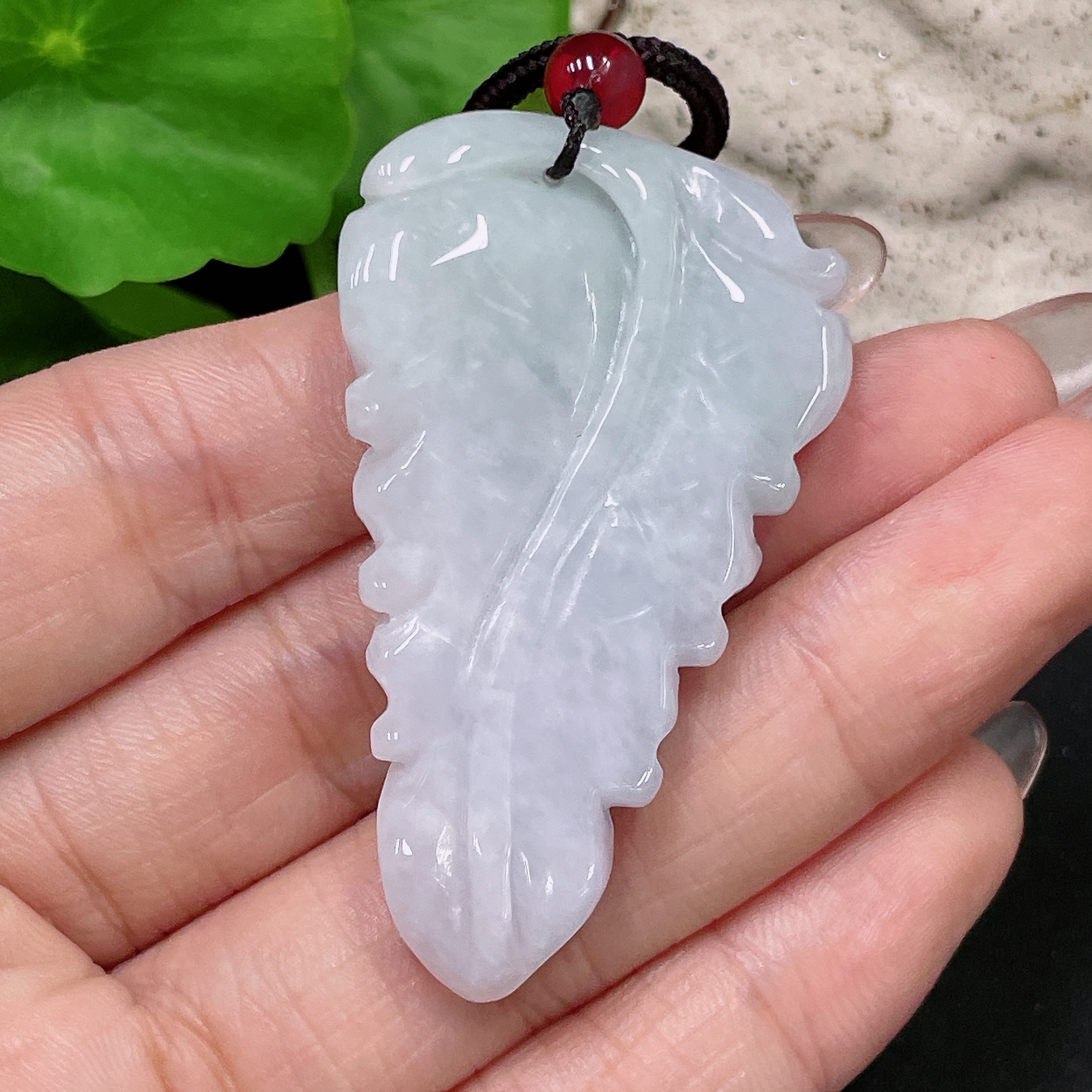 F34959219 jadeite pendant, total weight including string approx. 25.7g (with non-A beads)