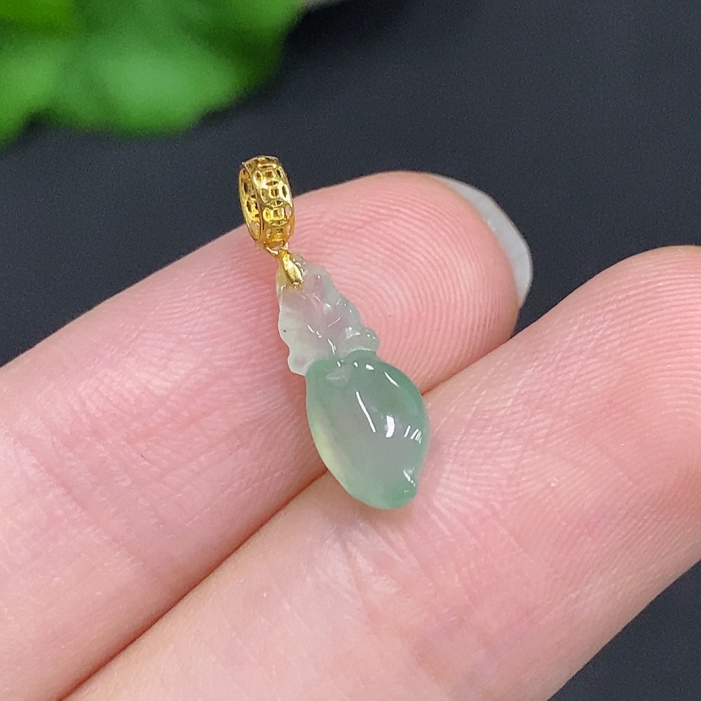 F33941106 Jadeite Auspicious Gourd Pendant with 18k Gold Clasp, Total Weight Approximately 0.3g