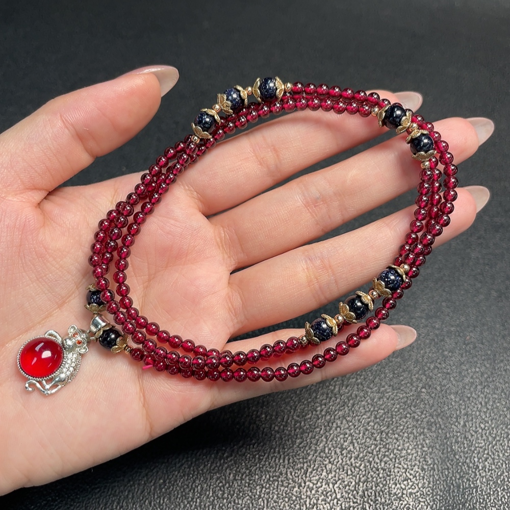 C34993020 Garnet bead necklace with non-natural, non-gold accents, total weight approx. 25.25g, bead size 3.5mm
