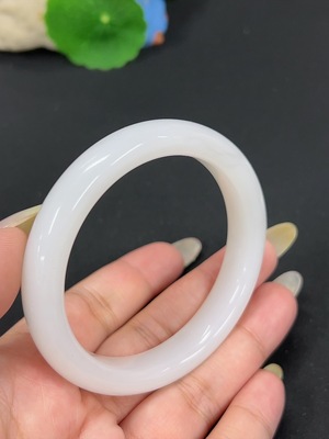H42979132 和田玉正圈手镯 圈口56.8 货品总重约48.5g