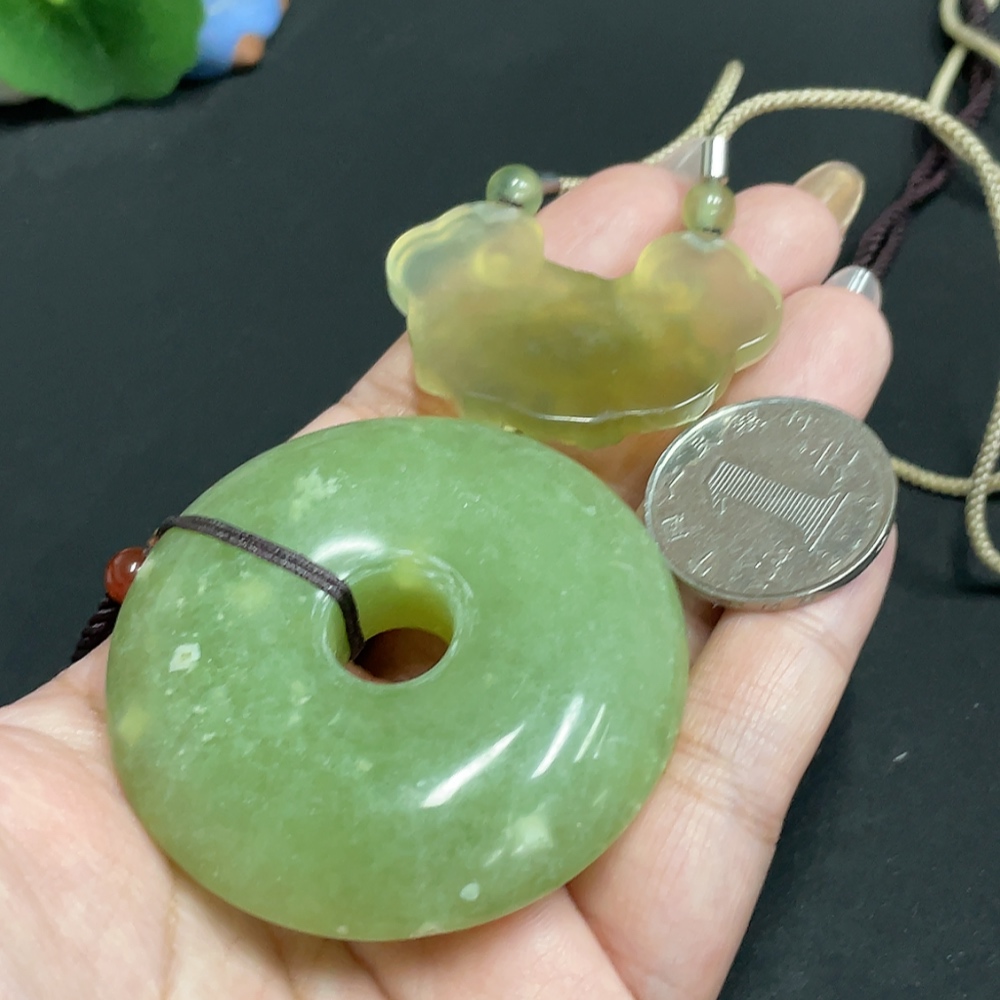 H31659723 Xiuyu (Serpentine Jade) Pendant   Blossoming Wealth   Peace Knot