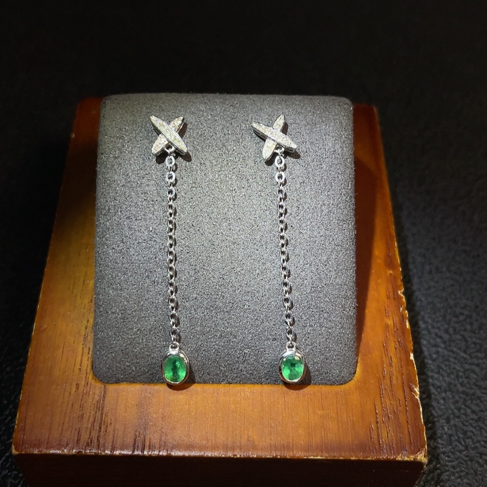 C29341555 Emerald Inlaid Earrings 18K Gold Total Weight Approx. 1.02g Clarity Enhanced