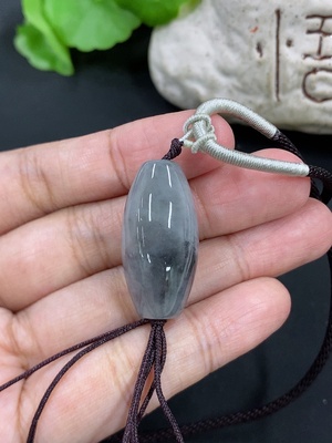 F46598856 翡翠挂件  含绳货品总重约13.6g