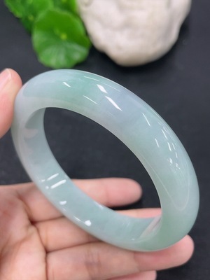 F46551554 翡翠正圈手镯 圈口55.8mm 货品总约重63.85g
