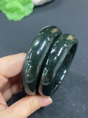 H42954782 和田玉正圈手镯    圈口54.2/58.7    货品总重约124g