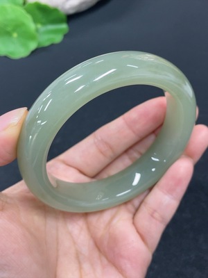 H46558695 和田玉正圈手镯 圈口57.7       货品总重约70.7g