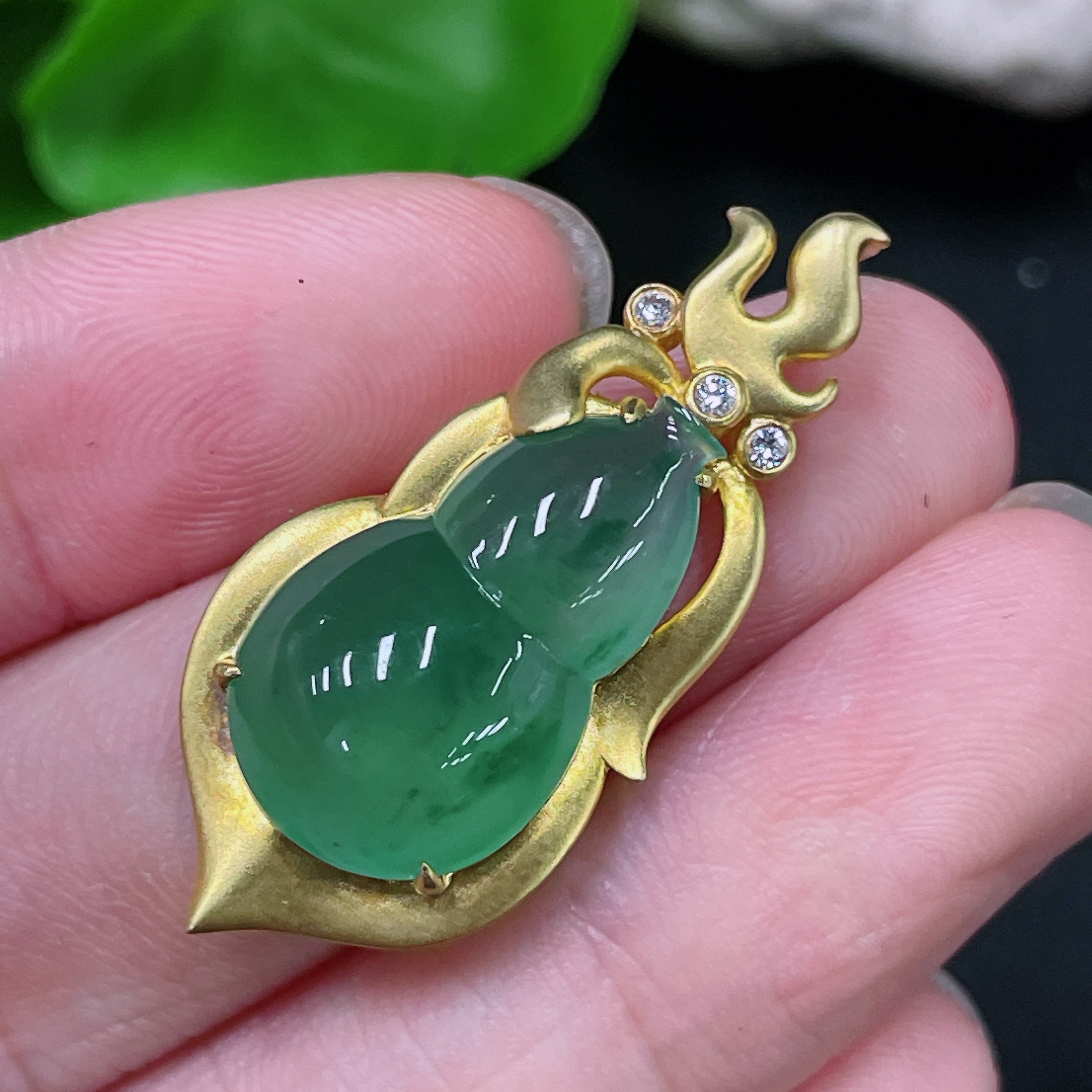 F33944097 Jadeite Gourd Pendant Set in 18K Gold, Total Weight Approx. 4.7g (with Diamond Accents)