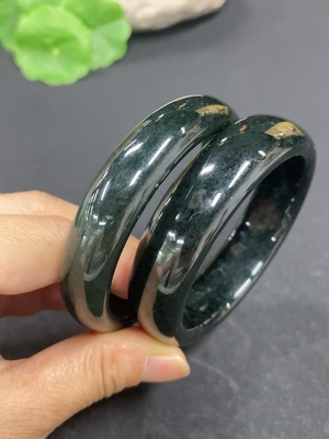 H42954781 和田玉正圈手镯    圈口54.3/55.1    货品总重约102.5g