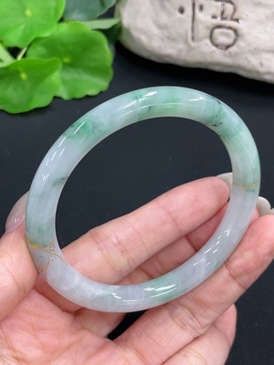 F41949175 翡翠圆条手镯 含其他矿物成分 修补 货品总重约33.82g  圈口56.4