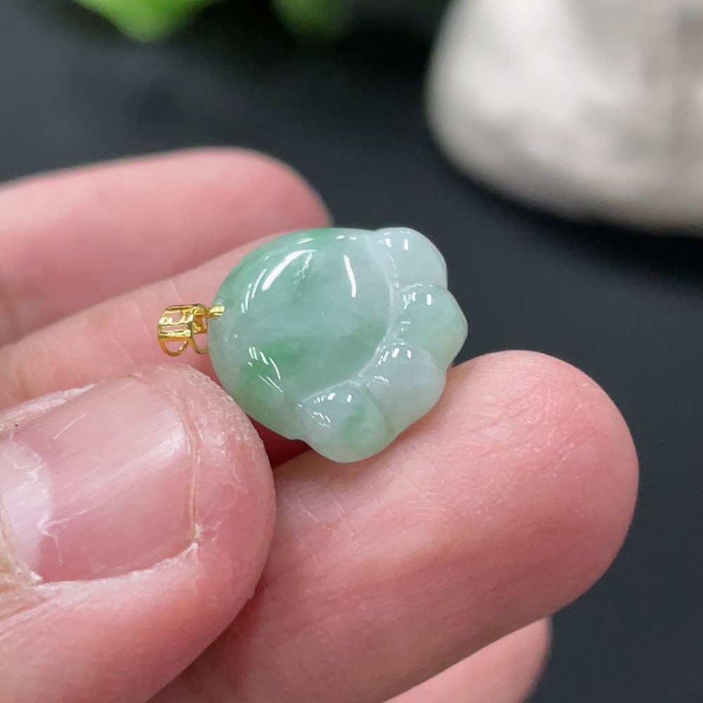 F34076890 Jadeite Pendant with 18K Gold Clasp, Total Weight Approximately 1.26g