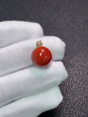 C34006311 Red Agate Pendant with 18K Gold and Visible Organic Matter, Total Weight Approximately 3.12g, Size About 12.9mm