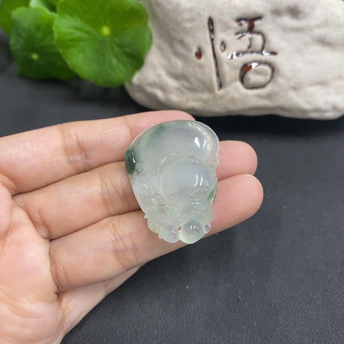 F1028405 JadeitePendant with Veins/Cracks