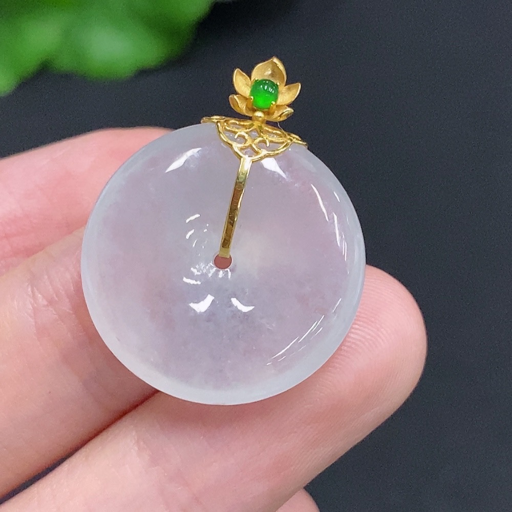 F30554926 Jadeite Safety Pendant with 18K Gold Clasp, Total Weight Approx. 5.56g