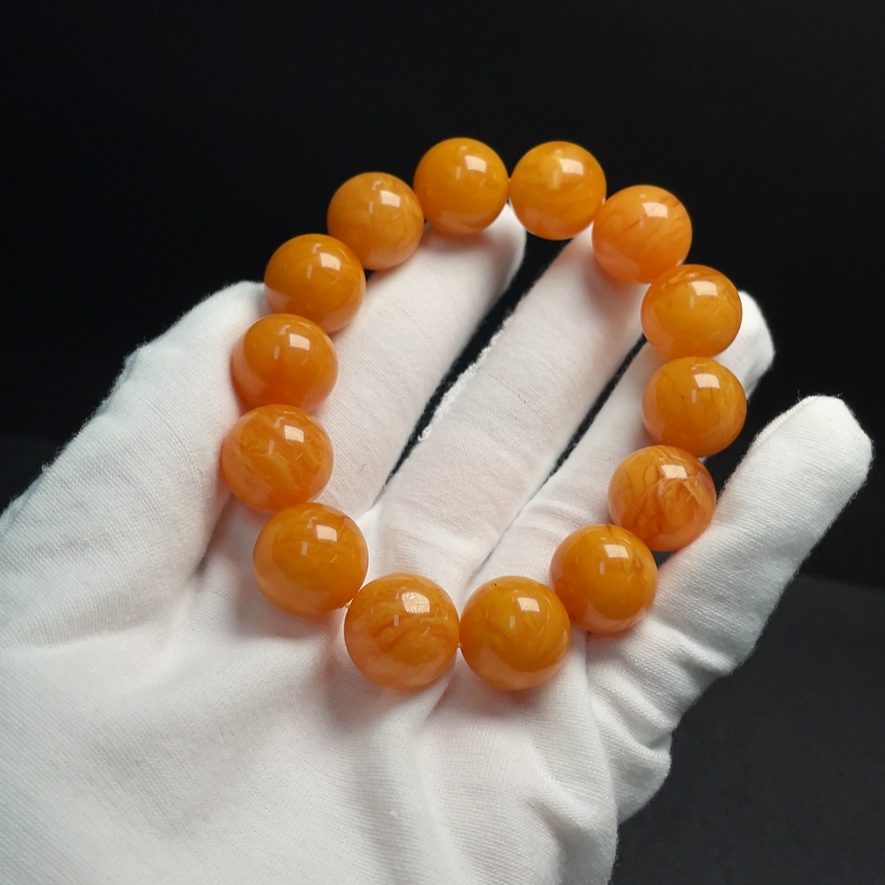 C34009947 Amber Beeswax Bracelet Total weight about 30.13g Size about 15.7mm Color origin undetermined