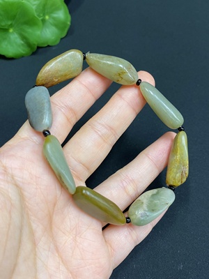 H31601636 Hetian Jade Bracelet  Undetermined Skin Color Origin  Contains Other Mineral Components  Accompanying Beads Not Hetian Jade  Total Weight Approx. 34.6g