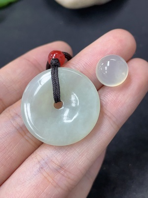 H41816181 岫玉（蛇纹石玉）挂件   平安扣   蛋面     货品总重约（含绳）6.9g   配珠非岫玉