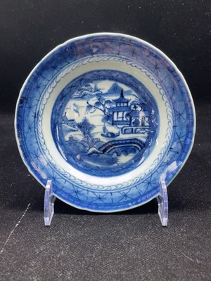 W32763296 Ceramic, minor chip, mid-Qing blue-and-white pavilion and terrace plate, size as per actual item