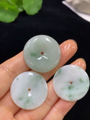 F31639371 Emerald Pendants Wholesale Set