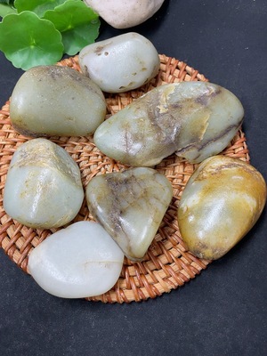 H46507216 和田玉 皮色成因未定 含其他矿物成分  货品总重约550g