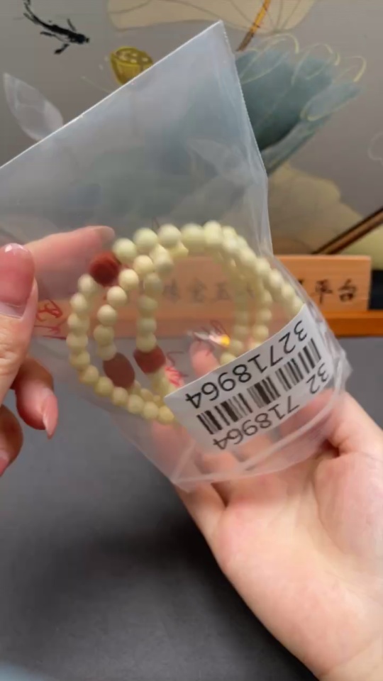 C32718964 Amber and Beeswax Bead Bracelet with Southern Red Agate, Total Weight Approx. 18.64g, Bead Size About 6.7mm