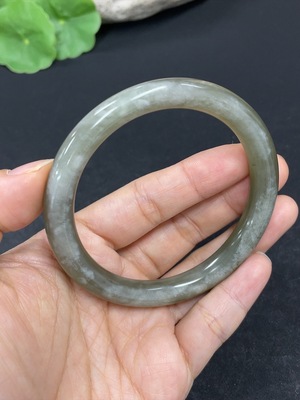 H46558749 和田玉圆条手镯 圈口56    货品总重约33.1g