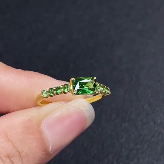 C33868987 18K Gold Garnet Ring Total Weight Approx. 2.24g Size 14.5