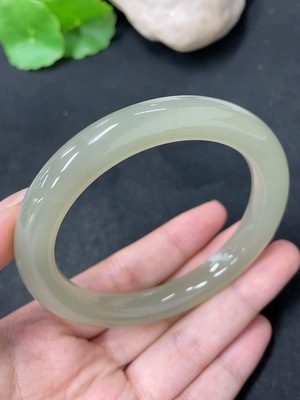 H46503837 和田玉正圈手镯 圈口59.8      货品总重约54.7g