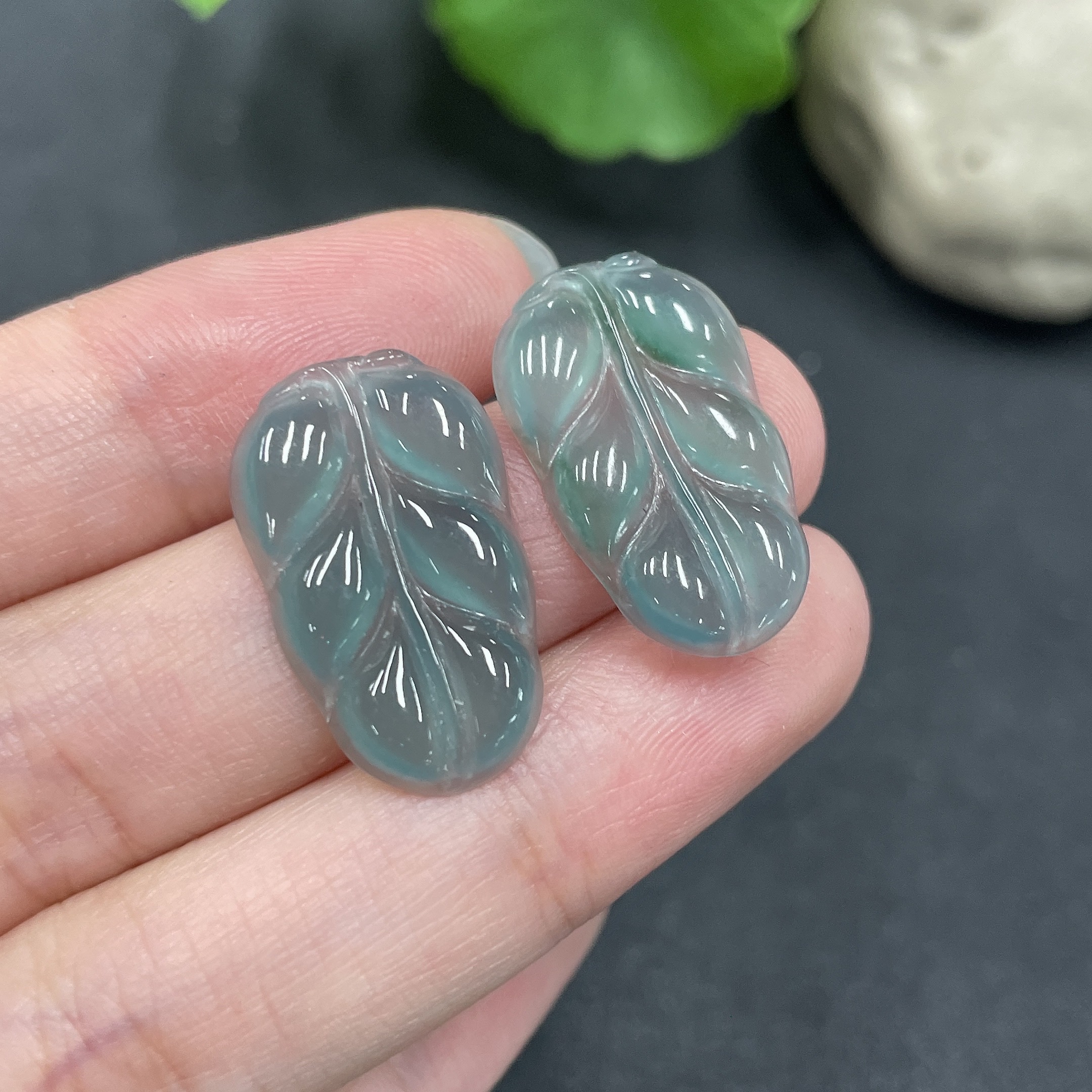 F08848588 Emerald Inlaid Leaf