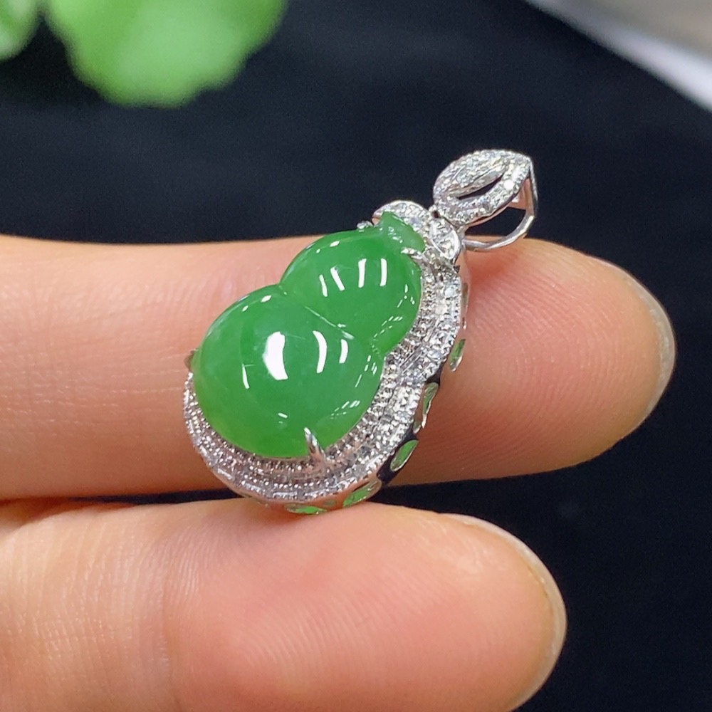 F31601151 Jadeite Gourd Pendant with 18k Gold and Diamond Accents, Total Weight Approximately 2.62 Grams