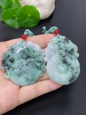 F46595352 翡翠挂件一手走 含其他矿物质
