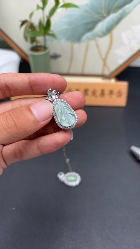 F33888030 Jadeite Leaf Inlaid Pendant Non-Gold Inlaid With Non-A Grade Stones